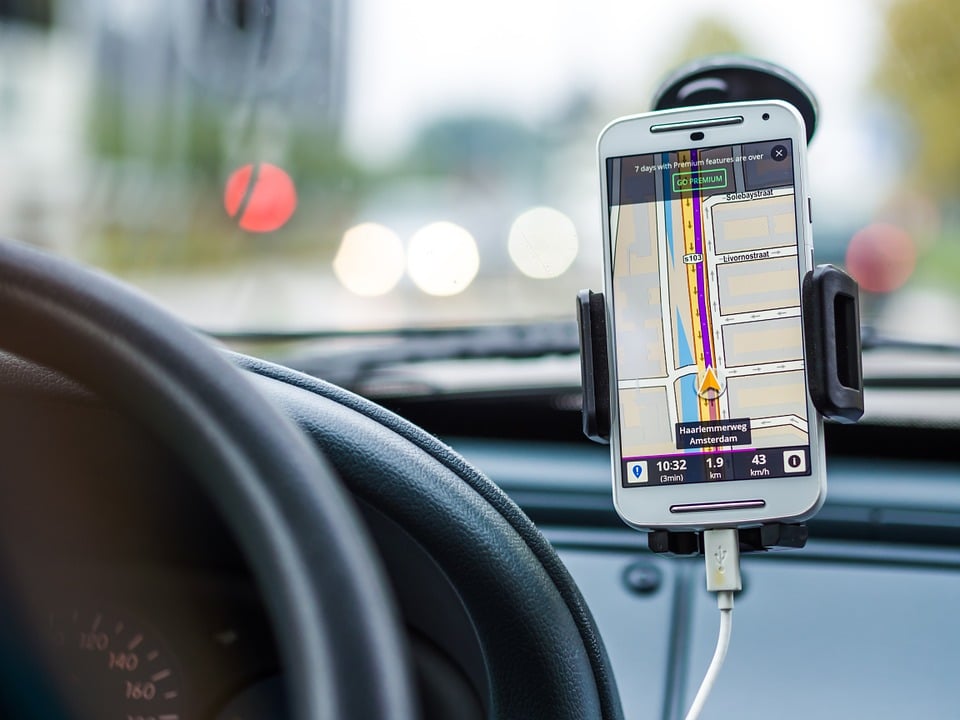 Gros plan sur une application gps pour smartphone dans une voiture