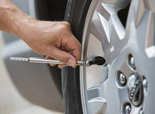 Vérifier la pression des pneus de sa voiture : comment et pourquoi ?