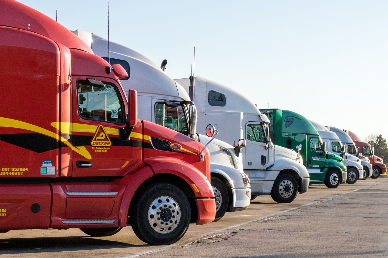 plusieurs camions alignés les uns à côté des autres